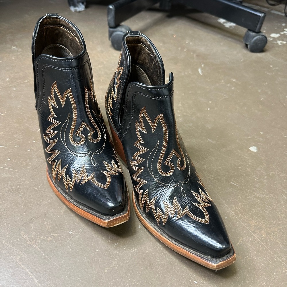 Women’s Ariat Dixon Booties sz 8